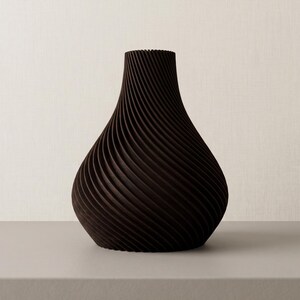 Deko-Vase Organisch Botania in Schwarznuss · Geschwungene Organisch-Form mit Holzmaserung, Bambu PLA Wood · Handgefertigt München · Made in Germany · MyDesignStyle.