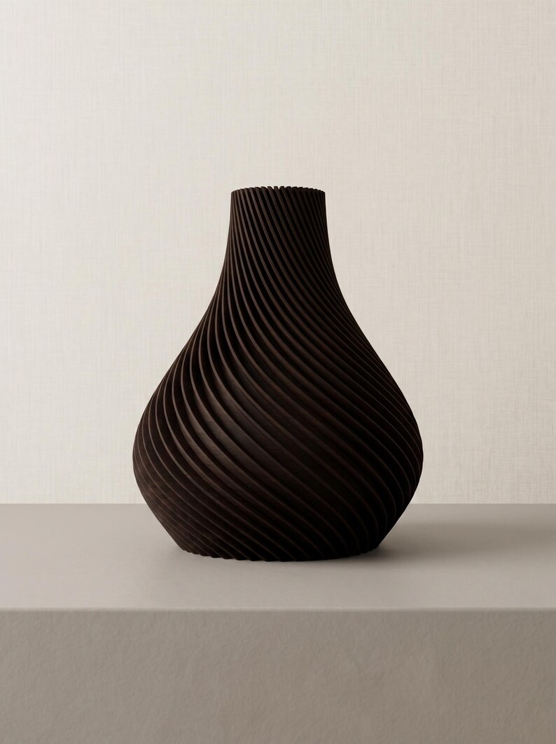 Deko-Vase Organisch Botania in Schwarznuss · Geschwungene Organisch-Form mit Holzmaserung, Bambu PLA Wood · Handgefertigt München · Made in Germany · MyDesignStyle.