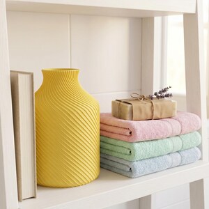 Deko-Vase Bonbon Sucari Zitronen-Gelb — Pastell-Badezimmer · Kompakte Candy-Form in lebhafter Pastell-Matte, Bambu PLA Matte · Made in Germany · MyDesignStyle.