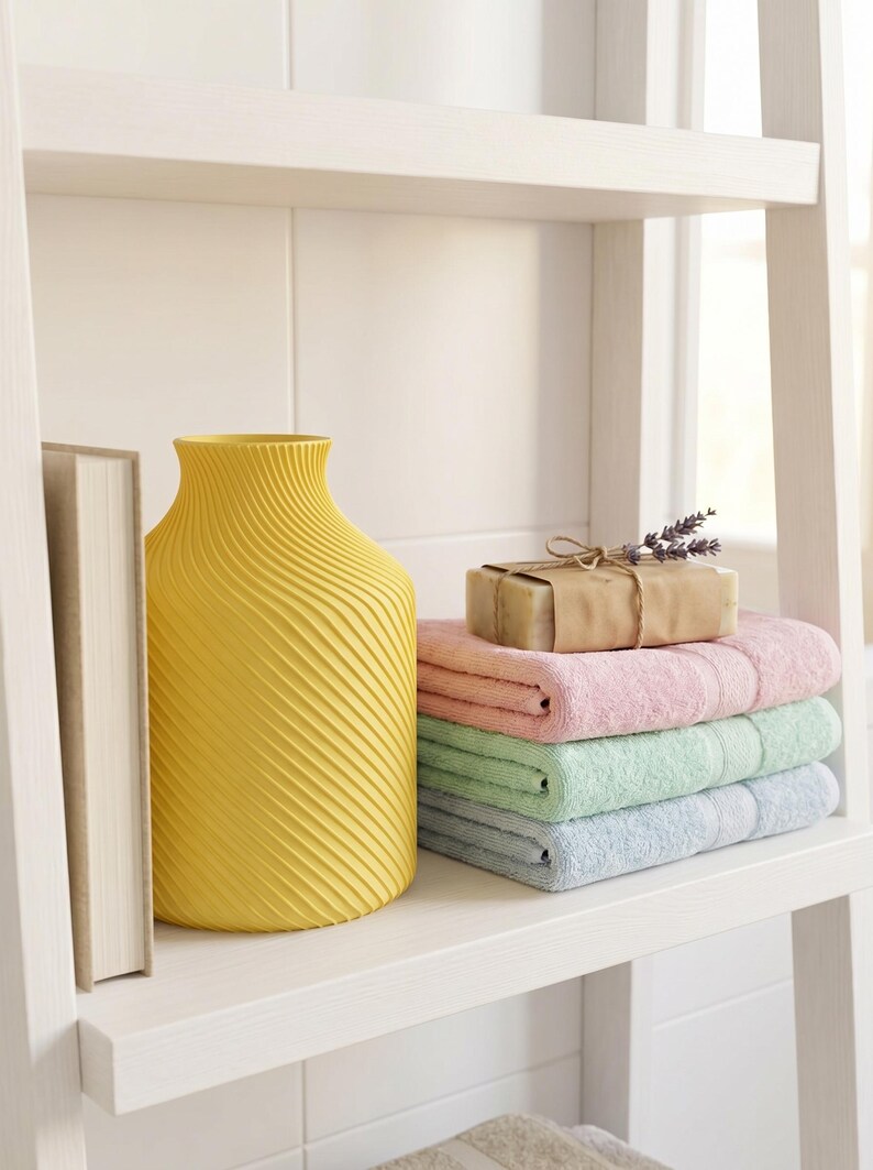 Deko-Vase Bonbon Sucari Zitronen-Gelb — Pastell-Badezimmer · Kompakte Candy-Form in lebhafter Pastell-Matte, Bambu PLA Matte · Made in Germany · MyDesignStyle.