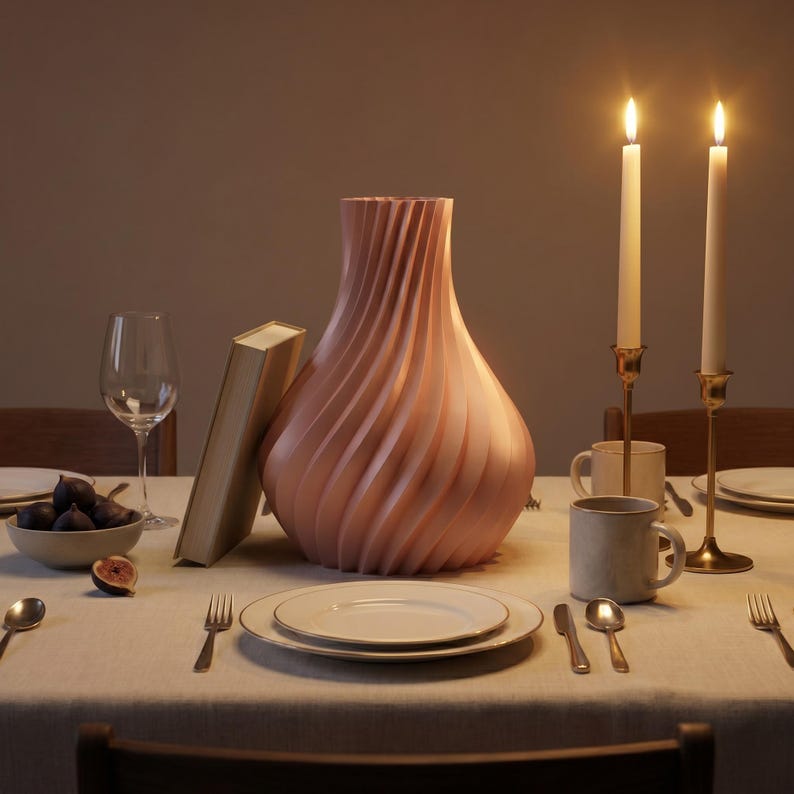 Premium Designvase Luxoria aus der Luxe-Kollektion auf einem festlich gedeckten Esstisch am Abend – elegante Tafelszene mit dezenter Kerzenstimmung. 3D-Druck, Bambu PLA Silk+, hochwertige metallisch-glänzende Oberfläche. Made in München.