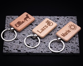Llavero de madera rectangular personalizable con grabado de nombres o símbolos como regalo
