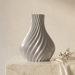 Designvase Luxoria in der Farbe Silber (#B7BCC2) – 1 von 7 Premium-Farben der Luxe-Kollektion. Handgefertigte 3D-Druck-Vase aus Bambu PLA Silk+, metallisch-glänzende Oberfläche. Höhe 20 cm (auch 15 und 25 cm). Ideal für Trockenblumen, Pampasgras, Eukalyptus. Made in München.