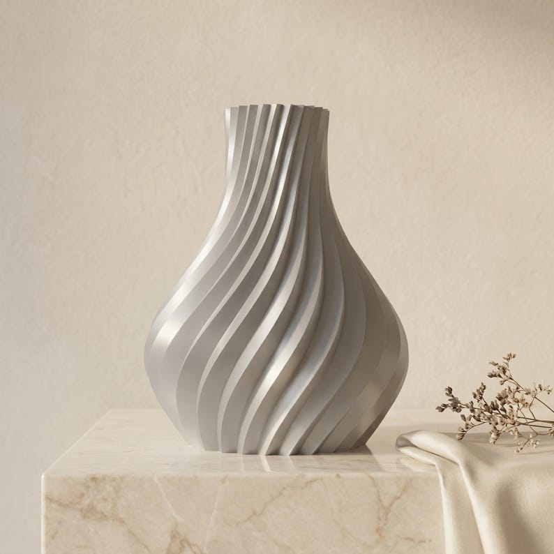 Designvase Luxoria in der Farbe Silber (#B7BCC2) – 1 von 7 Premium-Farben der Luxe-Kollektion. Handgefertigte 3D-Druck-Vase aus Bambu PLA Silk+, metallisch-glänzende Oberfläche. Höhe 20 cm (auch 15 und 25 cm). Ideal für Trockenblumen, Pampasgras, Eukalyptus. Made in München.