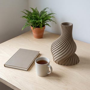Deko-Vase Organisch Arbor Klassische Birke — Arbeitsplatz Schreibtisch · Schlanke Organisch-Form mit Holzstruktur, Bambu PLA Wood · Made in Germany · MyDesignStyle.