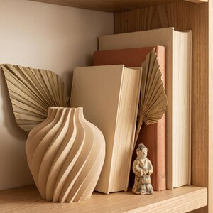 Deko-Vase Organisch Verdana Klassische Birke — Warmes Bücherregal · Breite Organisch-Form mit Naturholz-Oberfläche, Bambu PLA Wood · Made in Germany · MyDesignStyle.