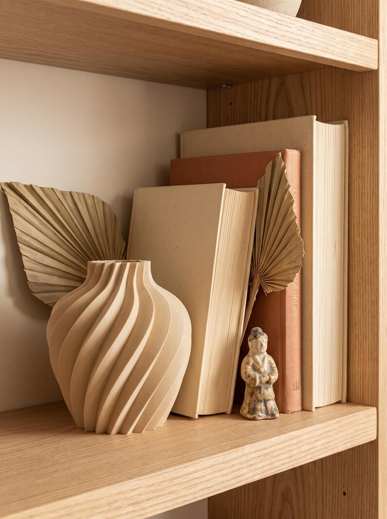 Deko-Vase Organisch Verdana Klassische Birke — Warmes Bücherregal · Breite Organisch-Form mit Naturholz-Oberfläche, Bambu PLA Wood · Made in Germany · MyDesignStyle.