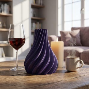 Futuristisch Futura Vase Space Purple im Ambiente Dunkle Küchenarbeitsplatte · Elegante hochform mit futuristischer linienführung, Bambu PLA Galaxy · 3D Druck handgefertigt München MyDesignStyle MDS.