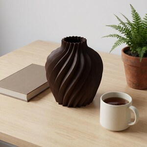 Deko-Vase Organisch Verdana Schwarznuss — Arbeitsplatz Schreibtisch · Breite Organisch-Form mit Naturholz-Oberfläche, Bambu PLA Wood · Made in Germany · MyDesignStyle.