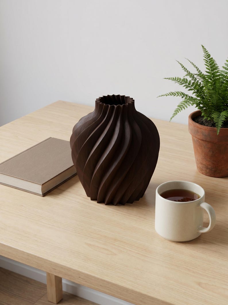 Deko-Vase Organisch Verdana Schwarznuss — Arbeitsplatz Schreibtisch · Breite Organisch-Form mit Naturholz-Oberfläche, Bambu PLA Wood · Made in Germany · MyDesignStyle.