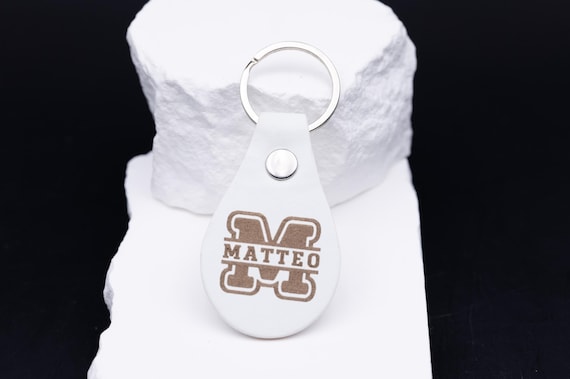 Schlüsselanhänger Weiß Kunstleder mit Gravur – Monogramm Anhänger – Geschenk Männer Frauen