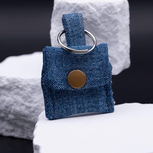 Größenvergleich von Schlüsselanhänger aus Stoff. Diese Aufnahme passt zum Suchwort Geschenkidee nachhaltig aus dem MyDesignStyle Sortiment. Praktisch und stilvoll als Handgemacht accessoire im Alltag. Weitere Motive zum Thema Nachhaltiges accessoire bei MyDesignStyle entdecken.