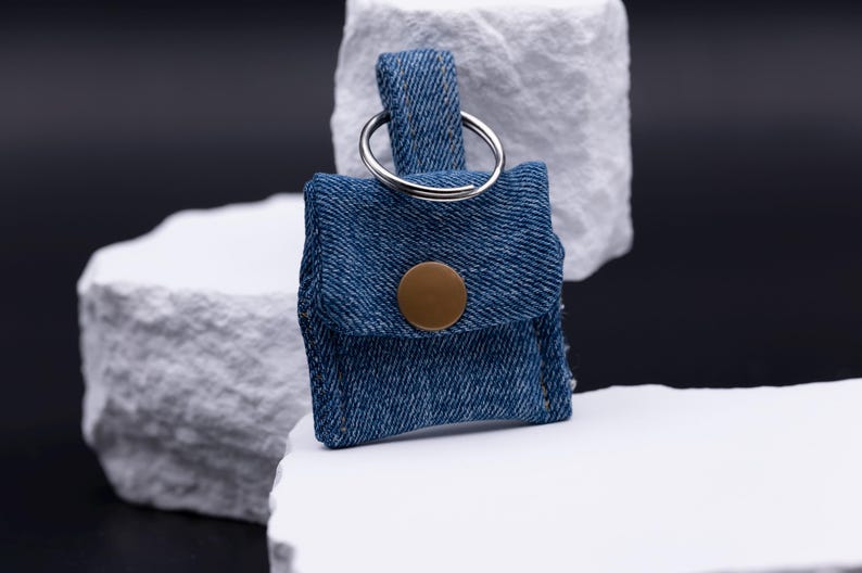 Größenvergleich von Schlüsselanhänger aus Stoff. Diese Aufnahme passt zum Suchwort Geschenkidee nachhaltig aus dem MyDesignStyle Sortiment. Praktisch und stilvoll als Handgemacht accessoire im Alltag. Weitere Motive zum Thema Nachhaltiges accessoire bei MyDesignStyle entdecken.