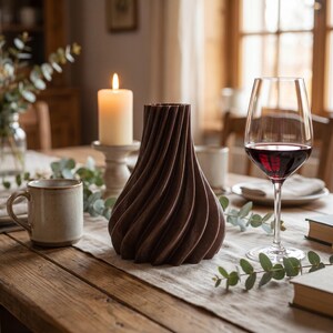 Futuristisch Futura Vase Brown im Ambiente Tech-Büro · Elegante hochform mit futuristischer linienführung, Bambu PLA Galaxy · 3D Druck handgefertigt München MyDesignStyle MDS.