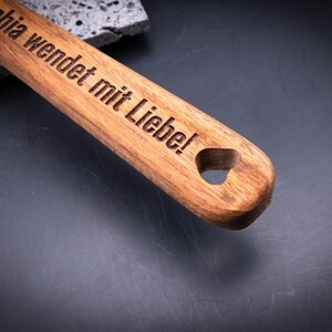 Seitenansicht von 2er-Set Kochlöffel aus Akazienholz mit Gravur aus Akazienholz. Diese Aufnahme passt zum Suchwort Symbol gravur aus dem MyDesignStyle Sortiment. Praktisch und stilvoll als Kochlöffel gravur im Alltag. Weitere Motive zum Thema Personalisierte geschenkidee bei MyDesignStyle entdecken.