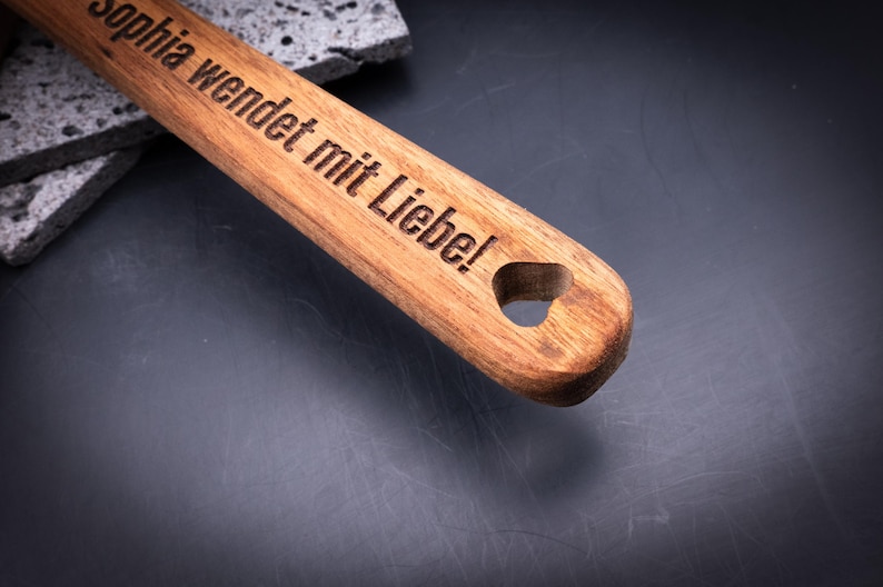 Seitenansicht von 2er-Set Kochlöffel aus Akazienholz mit Gravur aus Akazienholz. Diese Aufnahme passt zum Suchwort Symbol gravur aus dem MyDesignStyle Sortiment. Praktisch und stilvoll als Kochlöffel gravur im Alltag. Weitere Motive zum Thema Personalisierte geschenkidee bei MyDesignStyle entdecken.