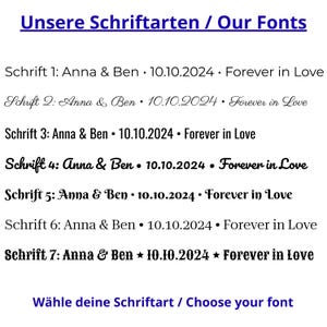 Übersicht der auswählbaren Gravur-Schriftarten für personalisierte Produkte, dargestellt mit dem Beispieltext „Anna & Ben · 10.10.2024 · Forever in Love“. Es stehen sieben verschiedene Schriftstile zur Verfügung – von klassisch schlicht (Schrift 1, 3, 5, 6) über elegant geschwungen (Schrift 2, 4) bis verspielt dekorativ (Schrift 7). Der Hinweis „Wähle deine Schriftart / Choose your font“ ist in blauer Schrift hervorgehoben.