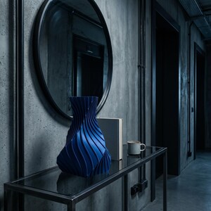 Industriell Structura Vase Iridiumgold im Ambiente Arbeitstisch · Trapezkonisch mit feinen Diagonalrippen, Bambu PLA Metal · 3D Druck handgefertigt München MyDesignStyle MDS.