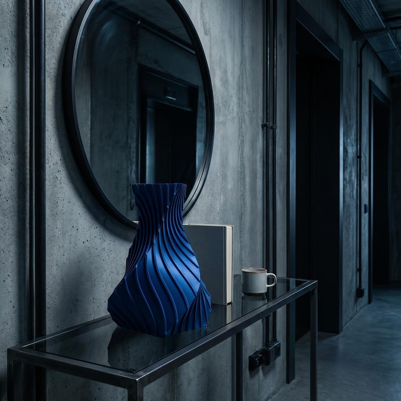 Industriell Structura Vase Iridiumgold im Ambiente Arbeitstisch · Trapezkonisch mit feinen Diagonalrippen, Bambu PLA Metal · 3D Druck handgefertigt München MyDesignStyle MDS.
