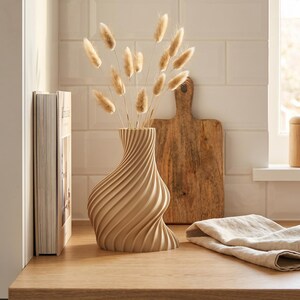 Deko-Vase Organisch Arbor Klassische Birke — Küchentheke · Schlanke Organisch-Form mit Holzstruktur, Bambu PLA Wood · Made in Germany · MyDesignStyle.
