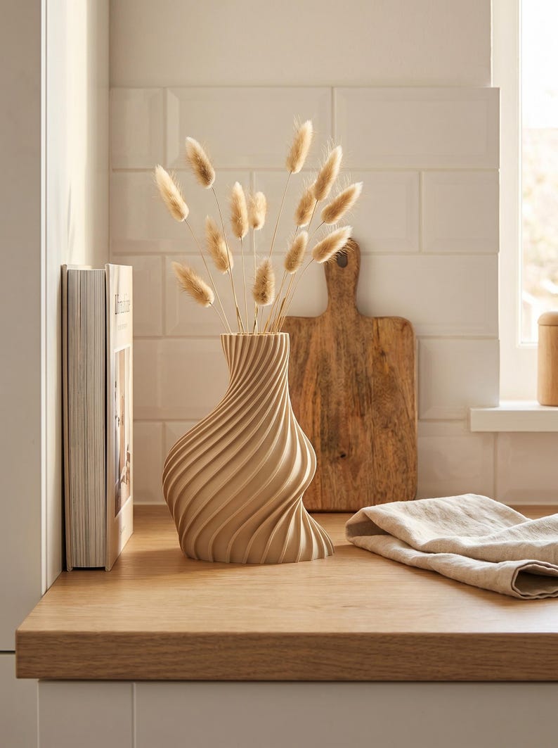 Deko-Vase Organisch Arbor Klassische Birke — Küchentheke · Schlanke Organisch-Form mit Holzstruktur, Bambu PLA Wood · Made in Germany · MyDesignStyle.