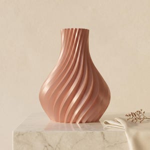 Designvase Luxoria in der Farbe Rose Gold (#D4A088) – 1 von 7 Premium-Farben der Luxe-Kollektion. Handgefertigte 3D-Druck-Vase aus Bambu PLA Silk+, metallisch-glänzende Oberfläche. Höhe 20 cm (auch 15 und 25 cm). Ideal für Trockenblumen, Pampasgras, Eukalyptus. Made in München.