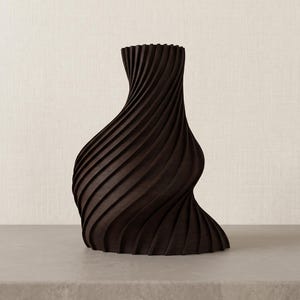 Deko-Vase Organisch Arbor in Schwarznuss · Schlanke Organisch-Form mit Holzstruktur, Bambu PLA Wood · Handgefertigt München · Made in Germany · MyDesignStyle.