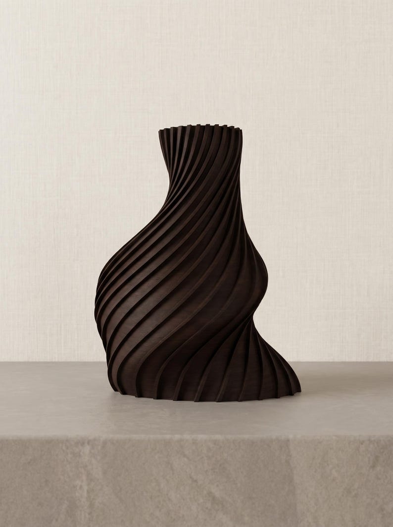 Deko-Vase Organisch Arbor in Schwarznuss · Schlanke Organisch-Form mit Holzstruktur, Bambu PLA Wood · Handgefertigt München · Made in Germany · MyDesignStyle.