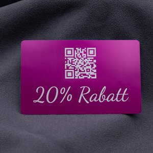 Moderne Aluminium-Visitenkarte in Lila mit eleganter Gravur „20 % Rabatt“ und integriertem QR-Code. Perfekt für Marketing-Aktionen, Kundenbindungsprogramme oder als Gutscheinkarte. Die hochwertige Metalloberfläche in Metallic-Lila verleiht der Karte eine exklusive Note. Sie ist kratzfest, langlebig und vermittelt sofort einen professionellen Eindruck. Ideal für Firmen, die mit Kreativität auffallen möchten.