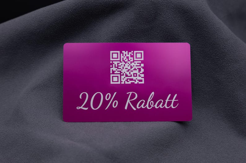 Moderne Aluminium-Visitenkarte in Lila mit eleganter Gravur „20 % Rabatt“ und integriertem QR-Code. Perfekt für Marketing-Aktionen, Kundenbindungsprogramme oder als Gutscheinkarte. Die hochwertige Metalloberfläche in Metallic-Lila verleiht der Karte eine exklusive Note. Sie ist kratzfest, langlebig und vermittelt sofort einen professionellen Eindruck. Ideal für Firmen, die mit Kreativität auffallen möchten.