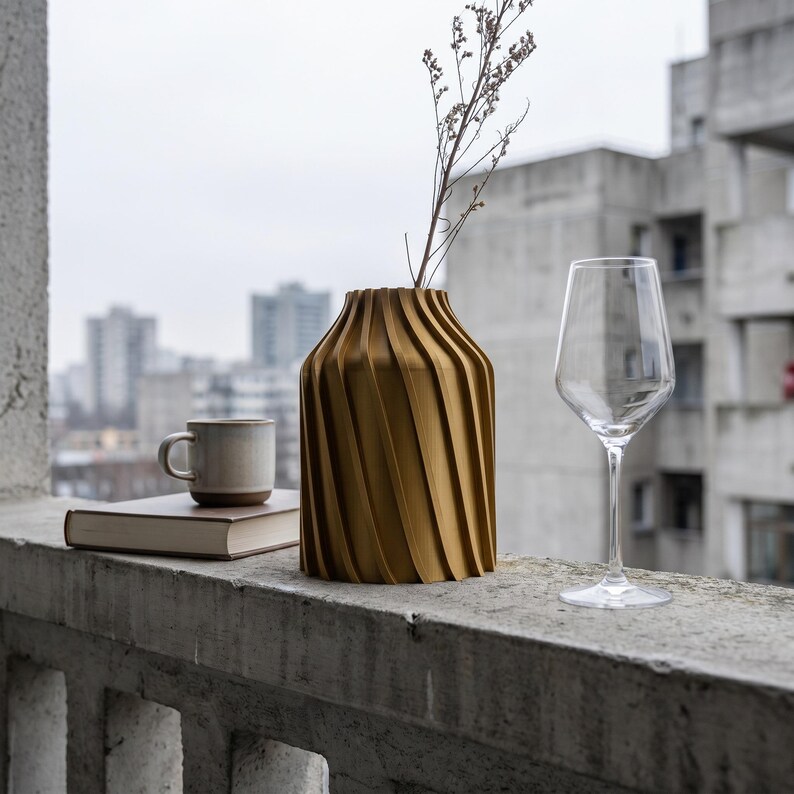 Industriell Urbanica Vase Iridiumgold im Ambiente Stadtbalkon · Breiter Zylinder mit kräftigen Diagonalfluten, Bambu PLA Metal · 3D Druck handgefertigt München MyDesignStyle MDS.