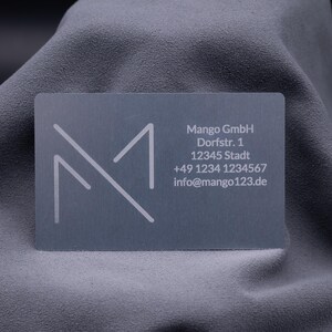 Exklusive Businesskarte aus Aluminium in Silber mit Gravur von Firmenlogo, Adresse, Telefonnummer und E-Mail. Die Metallkarte vermittelt Professionalität und Eleganz, ist langlebig und robust. Perfekt für Unternehmen, die mit einem modernen Auftritt beeindrucken möchten. Eine außergewöhnliche Alternative zu Papierkarten, geeignet für Networking, Messen und hochwertige Geschäftspräsentationen.