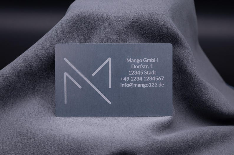 Exklusive Businesskarte aus Aluminium in Silber mit Gravur von Firmenlogo, Adresse, Telefonnummer und E-Mail. Die Metallkarte vermittelt Professionalität und Eleganz, ist langlebig und robust. Perfekt für Unternehmen, die mit einem modernen Auftritt beeindrucken möchten. Eine außergewöhnliche Alternative zu Papierkarten, geeignet für Networking, Messen und hochwertige Geschäftspräsentationen.