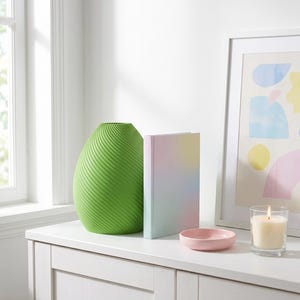 Deko-Vase Bonbon Bonessa Apfel-Grün — Wohnzimmer-Akzent · Bauchige Candy-Form in weicher Pastell-Matte, Bambu PLA Matte · Made in Germany · MyDesignStyle.