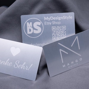 Könnte beinhalten: Drei silberne Visitenkarten mit weißem Text und Logos. Eine Karte trägt die Aufschrift "MyDesignStyle Etsy Shop:" mit einem QR-Code. Eine andere Karte trägt "Danke Sehr!" mit einem Herzen. Die dritte Karte hat ein Logo und den Text "MANGO DIGITALS".