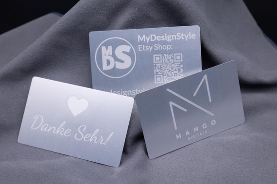 Visitenkarte Metall Aluminium Silber personalisiert Lasergravur mit Name Logo Grafik QR Code