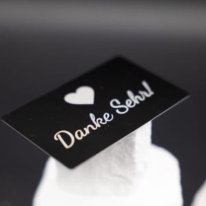 Verpackungsansicht von Premium Metall Visitenkarte Schwarz Matt aus Metall. Diese Aufnahme passt zum Suchwort Premium karte aus dem MyDesignStyle Sortiment. Praktisch und stilvoll als Personalisierte karte im Alltag. Weitere Motive zum Thema Visitenkarte gravur bei MyDesignStyle entdecken.