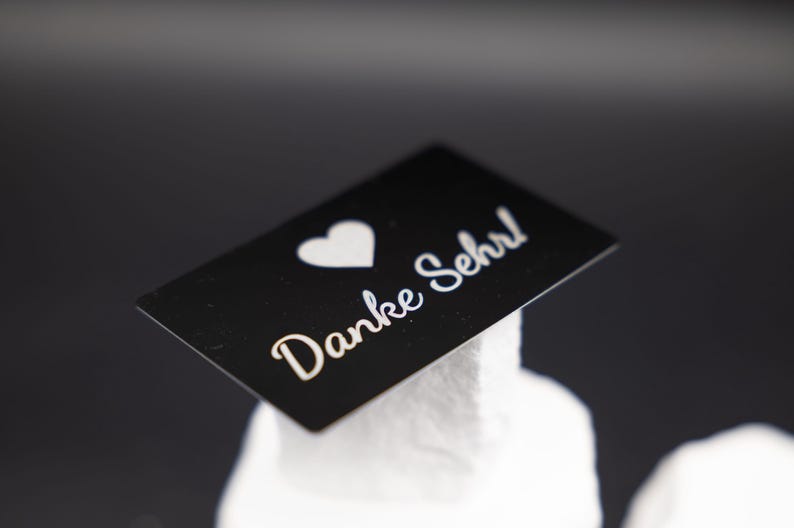 Verpackungsansicht von Premium Metall Visitenkarte Schwarz Matt aus Metall. Diese Aufnahme passt zum Suchwort Premium karte aus dem MyDesignStyle Sortiment. Praktisch und stilvoll als Personalisierte karte im Alltag. Weitere Motive zum Thema Visitenkarte gravur bei MyDesignStyle entdecken.