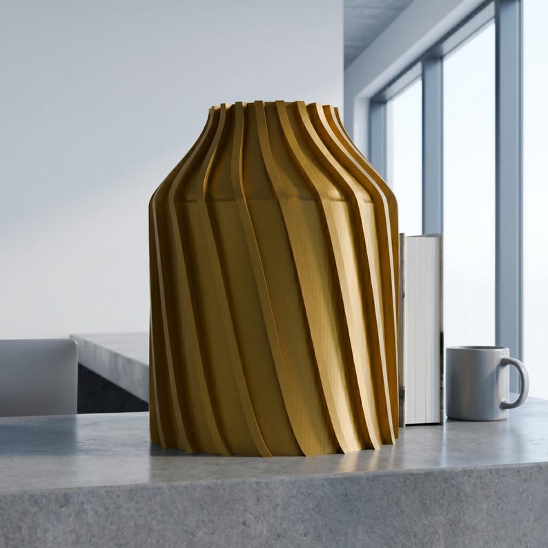Industriell Urbanica Vase Iridiumgold im Ambiente Büro Empfang · Breiter Zylinder mit kräftigen Diagonalfluten, Bambu PLA Metal · 3D Druck handgefertigt München MyDesignStyle MDS.