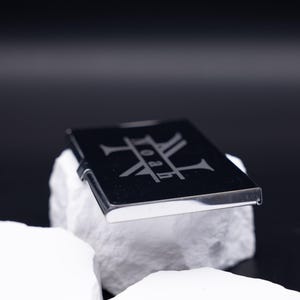Nahaufnahme von Leichtes Visitenkartenetui Metall silber aus Metall. Diese Aufnahme passt zum Suchwort Kartenetui geschenk aus dem MyDesignStyle Sortiment. Praktisch und stilvoll als Personalisiertes etui im Alltag. Weitere Motive zum Thema Visitenkarten halter bei MyDesignStyle entdecken.