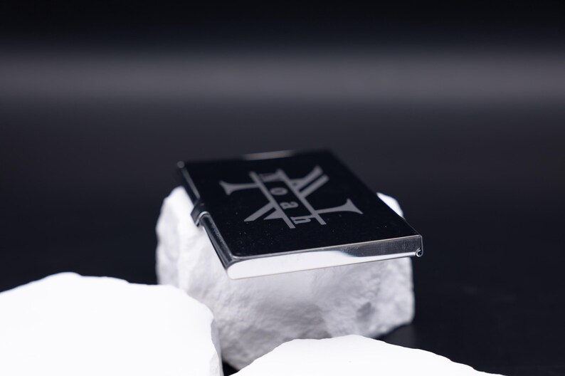 Nahaufnahme von Leichtes Visitenkartenetui Metall silber aus Metall. Diese Aufnahme passt zum Suchwort Kartenetui geschenk aus dem MyDesignStyle Sortiment. Praktisch und stilvoll als Personalisiertes etui im Alltag. Weitere Motive zum Thema Visitenkarten halter bei MyDesignStyle entdecken.