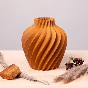 Deko-Vase Organisch Verdana in Lehmbraun · Breite Organisch-Form mit Naturholz-Oberfläche, Bambu PLA Wood · Handgefertigt München · Made in Germany · MyDesignStyle.