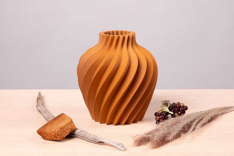 Deko-Vase Organisch Verdana in Lehmbraun · Breite Organisch-Form mit Naturholz-Oberfläche, Bambu PLA Wood · Handgefertigt München · Made in Germany · MyDesignStyle.