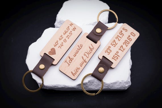 Holz Schlüsselanhänger personalisiert mit Koordinaten – GPS Anhänger Gravur – Geschenk Reise