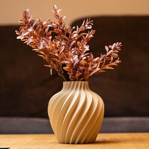 Deko-Vase Organisch Verdana Schwarznuss — Küchentheke · Breite Organisch-Form mit Naturholz-Oberfläche, Bambu PLA Wood · Made in Germany · MyDesignStyle.