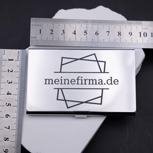 Lifestyle-Aufnahme von Leichtes Visitenkartenetui Metall silber aus Metall. Diese Aufnahme passt zum Suchwort Kartenetui geschenk aus dem MyDesignStyle Sortiment. Praktisch und stilvoll als Personalisiertes etui im Alltag. Weitere Motive zum Thema Visitenkarten halter bei MyDesignStyle entdecken.