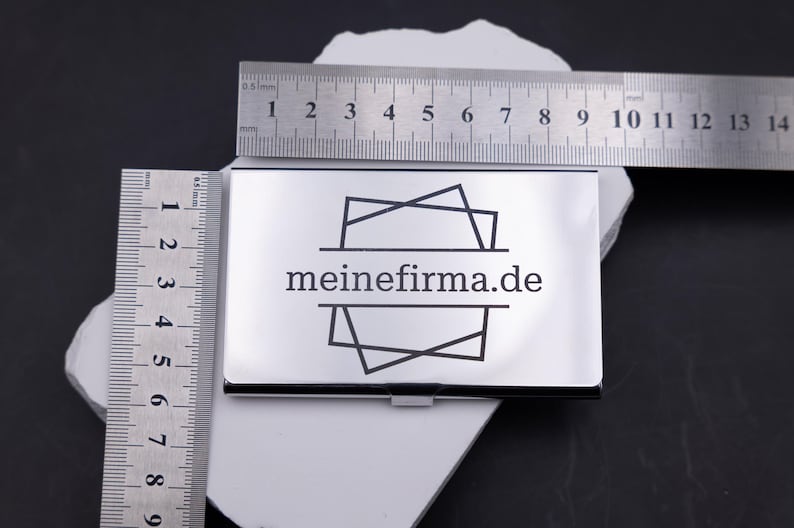 Lifestyle-Aufnahme von Leichtes Visitenkartenetui Metall silber aus Metall. Diese Aufnahme passt zum Suchwort Kartenetui geschenk aus dem MyDesignStyle Sortiment. Praktisch und stilvoll als Personalisiertes etui im Alltag. Weitere Motive zum Thema Visitenkarten halter bei MyDesignStyle entdecken.