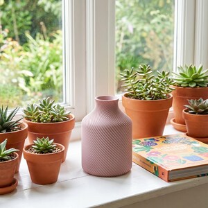 Deko-Vase Bonbon Sucari Sakura-Rosa — Buntes Fensterbrett · Kompakte Candy-Form in lebhafter Pastell-Matte, Bambu PLA Matte · Made in Germany · MyDesignStyle.