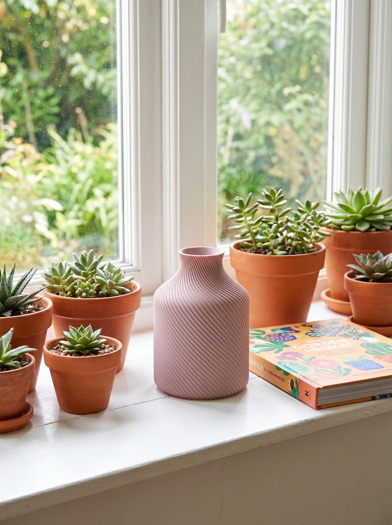 Deko-Vase Bonbon Sucari Sakura-Rosa — Buntes Fensterbrett · Kompakte Candy-Form in lebhafter Pastell-Matte, Bambu PLA Matte · Made in Germany · MyDesignStyle.