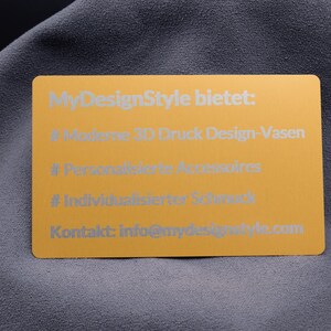 Verpackungsansicht von Visitenkarte Metall Aluminium Gold Hell personalisiert aus Metall. Diese Aufnahme passt zum Suchwort Visitenkarte business aus dem MyDesignStyle Sortiment. Praktisch und stilvoll als Visitenkarte aluminium im Alltag. Weitere Motive zum Thema Visitenkarte mit logo bei MyDesignStyle entdecken.